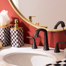 Cargar imagen en el visor de la galería, Courtly Check Glass Soap Pump