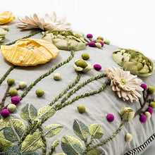 Cargar imagen en el visor de la galería, Coming Up Daisies Square Pillow