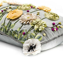 Cargar imagen en el visor de la galería, Coming Up Daisies Square Pillow